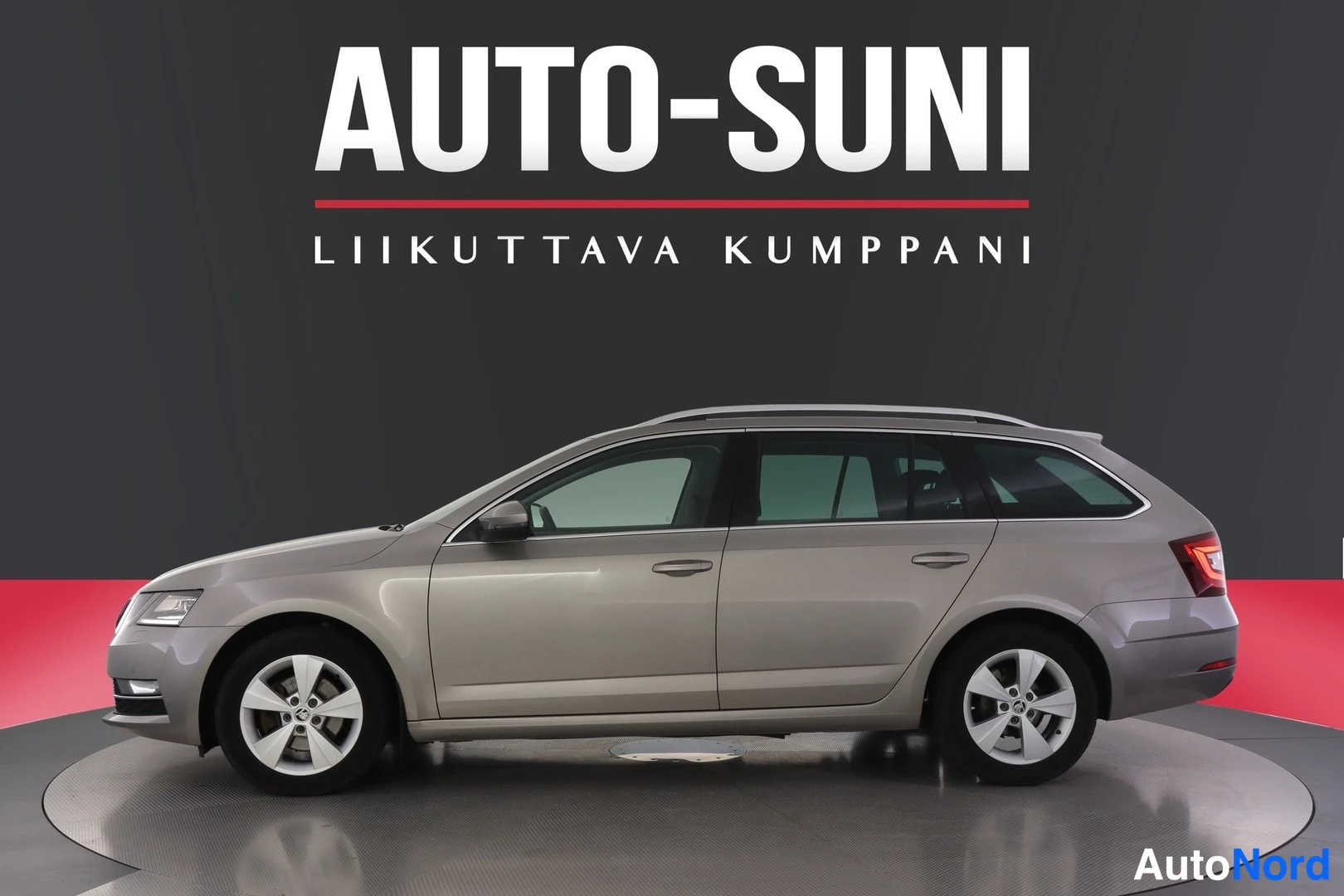 Sivulta: Skoda Octavia Combi -farmariauto sivulta kuvattuna, beige-yksiosainen koriväri, studio-tausta.