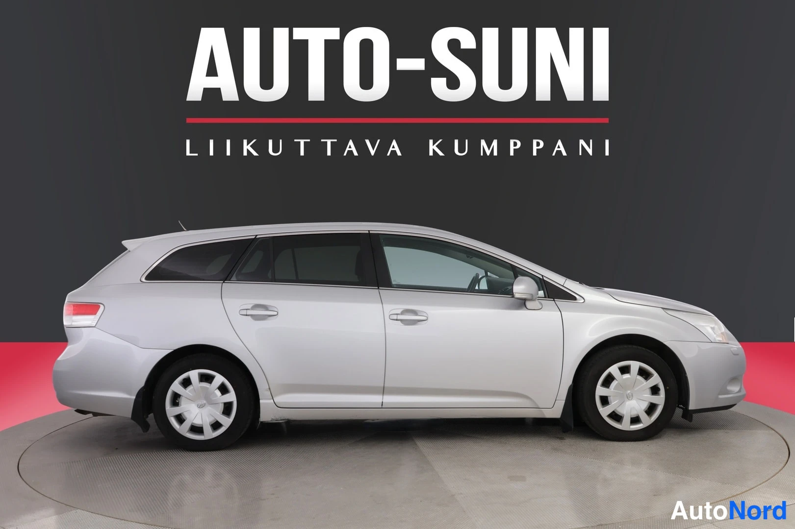 Sivulta: Hopeanvärinen farmariauto sivulta kuvattuna, kokonainen oikea kylki näkyvissä.