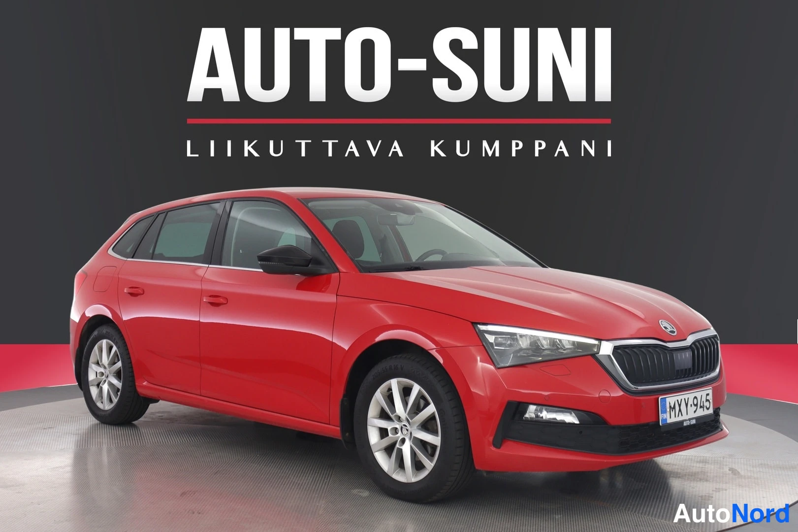 Etuviisto, nokka oikealle: Punainen Skoda Scala studiotreffissä, edestä kolmasosan kulmakuvassa nokka oikealla, rekisterikilpi.