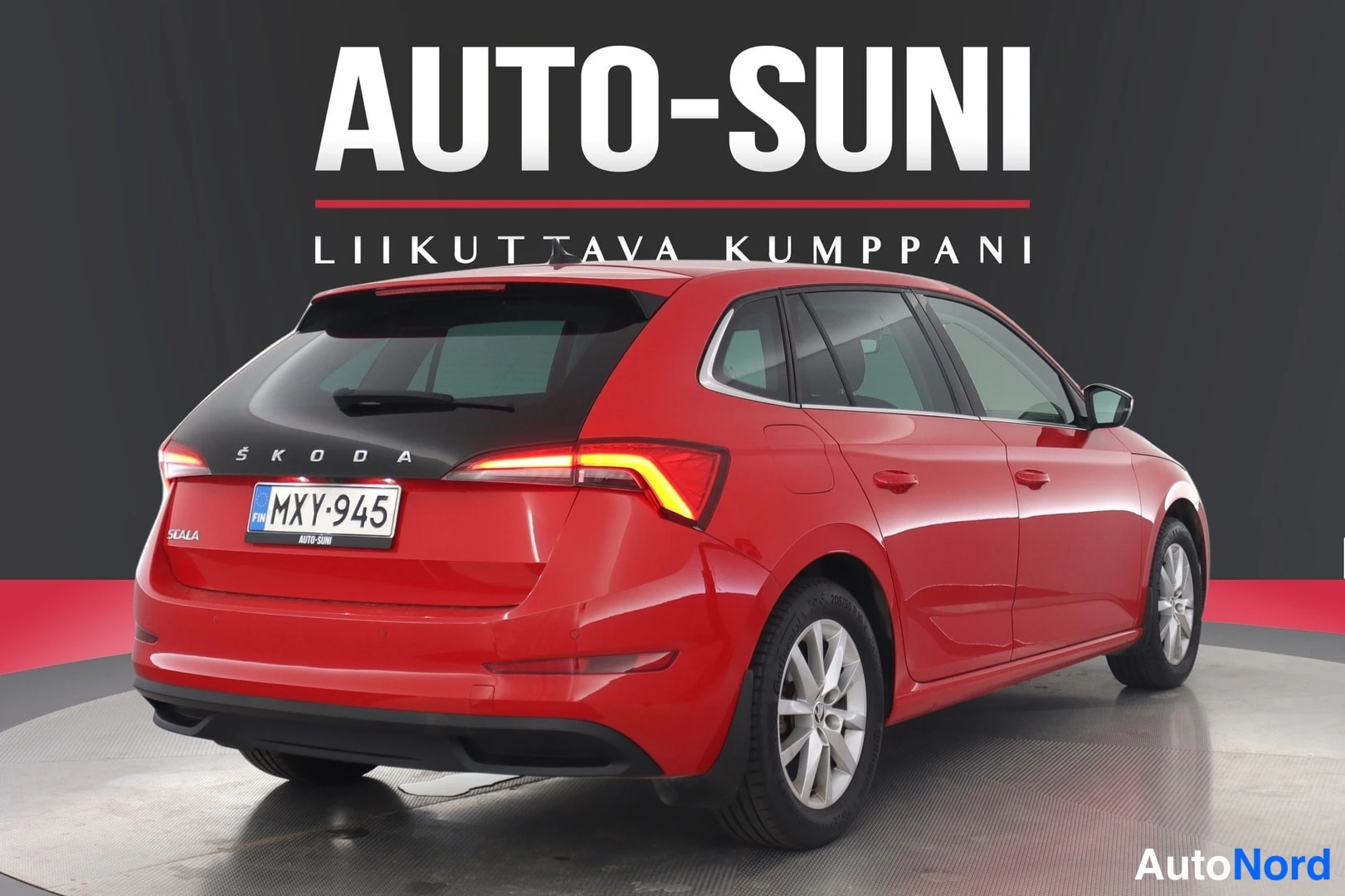 Takaviisto: Punaisen Skoda Scalan takaosan lähikuva, ŠKODA-teksti ja SCALA-merkintä takaluukussa, rekisterikilpi.