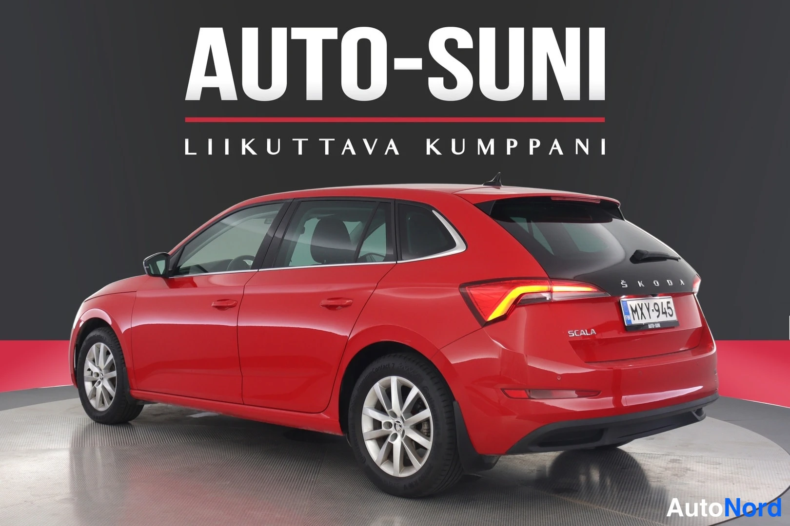 Takaviisto: Punaisen Skoda Scalan takaosa ja sivuprofiili toisesta suunnasta, SCALA-merkintä takaluukussa, rekisterikilpi.