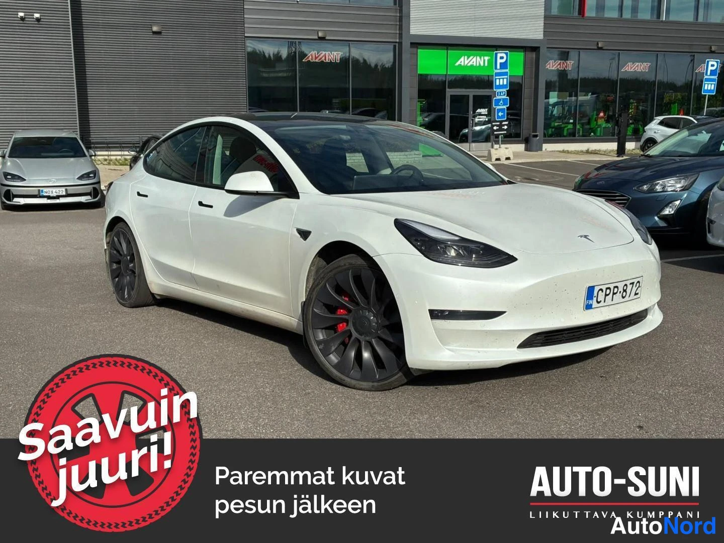 Valkoinen Tesla Model 3 2021, etuviisto, keula oikealle, kuva 2