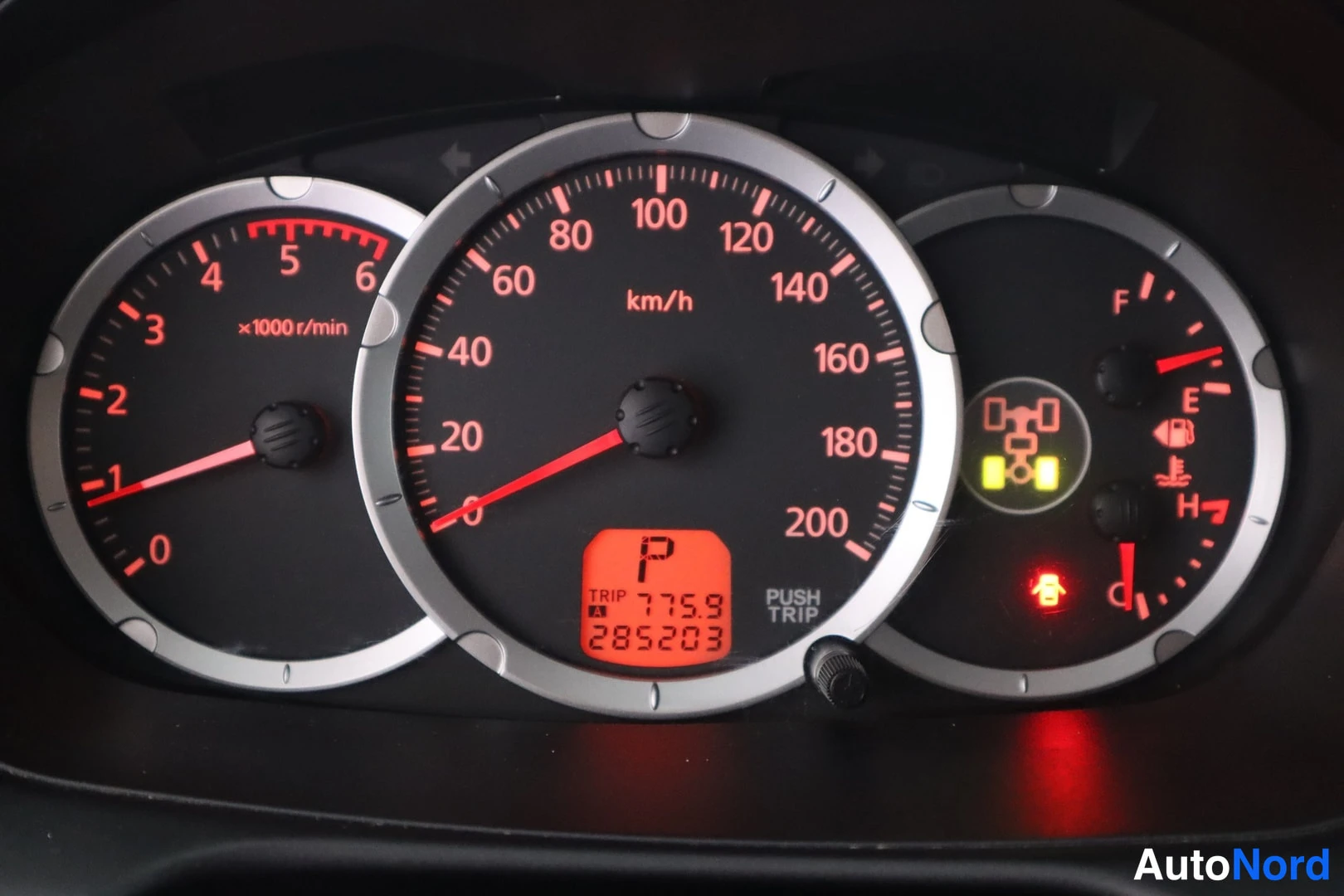 Yksityiskohta: Mittaristo: nopeusmittari asteikolla 0-200 km/h, kierrosmittari ja polttoainemittari; näytössä P, trip 775.9 ja matkamittari 285203