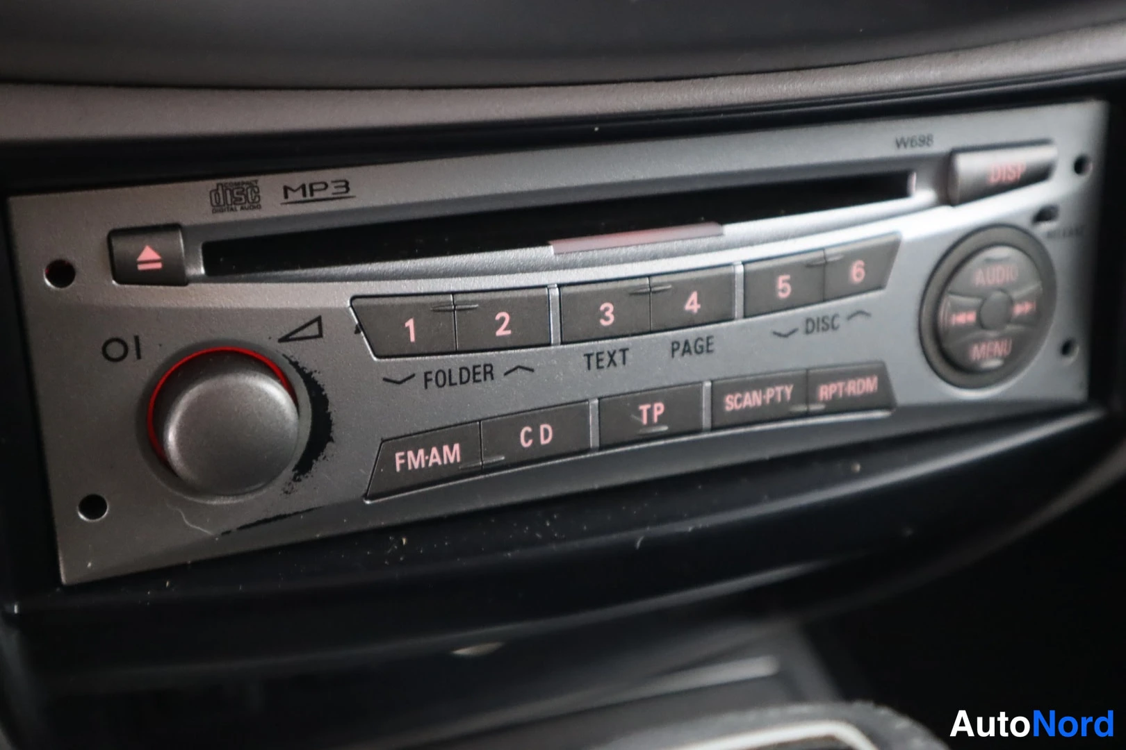 Muu: Auton dashboardin radio- ja CD-soittimen tila: näkyvissä MP3-merkintä, numeronäppäimet 1–6, FOLDER-, TEXT-, PAGE- ja DISC-napit, FM/AM- ja CD-napit, TP-, SCAN-P