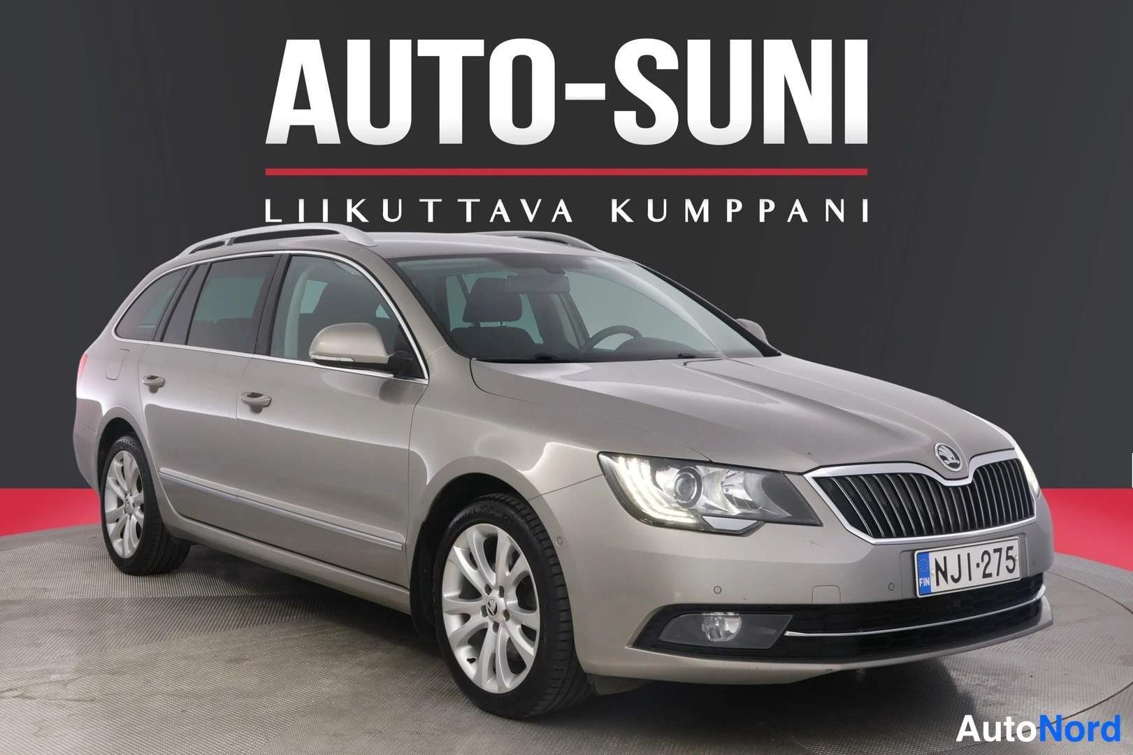 Etuviisto, nokka oikealle: Beige farmarimallinen henkilöauto etukulmakuvassa, keula oikealla; rekisteritunnus.
