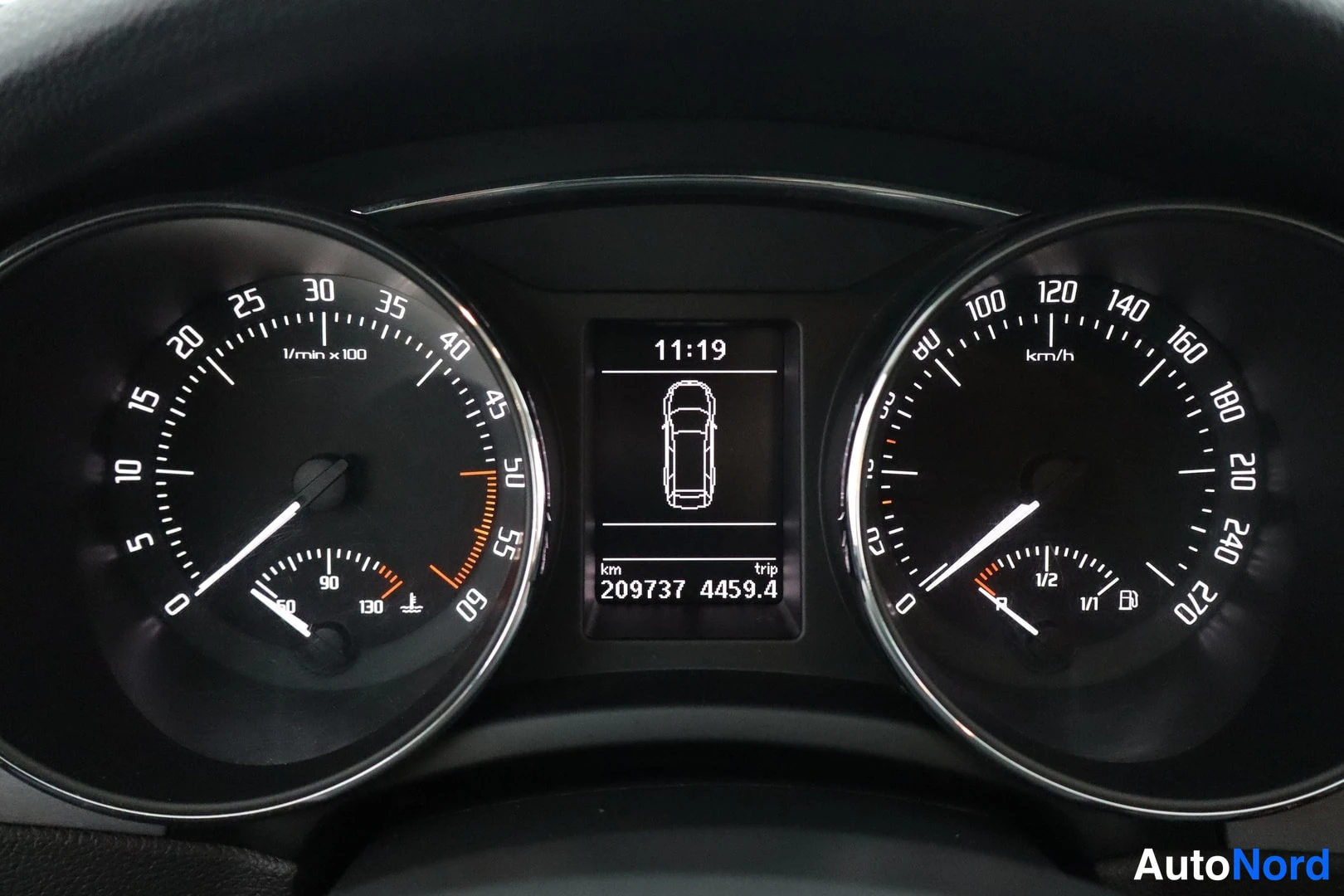 Muu: Kojelaudan mittaristo lähikuvassa: nopeusmittari, kierrosmittari ja näyttö, jolla lukee 209 737 km ja kello 11:19.
