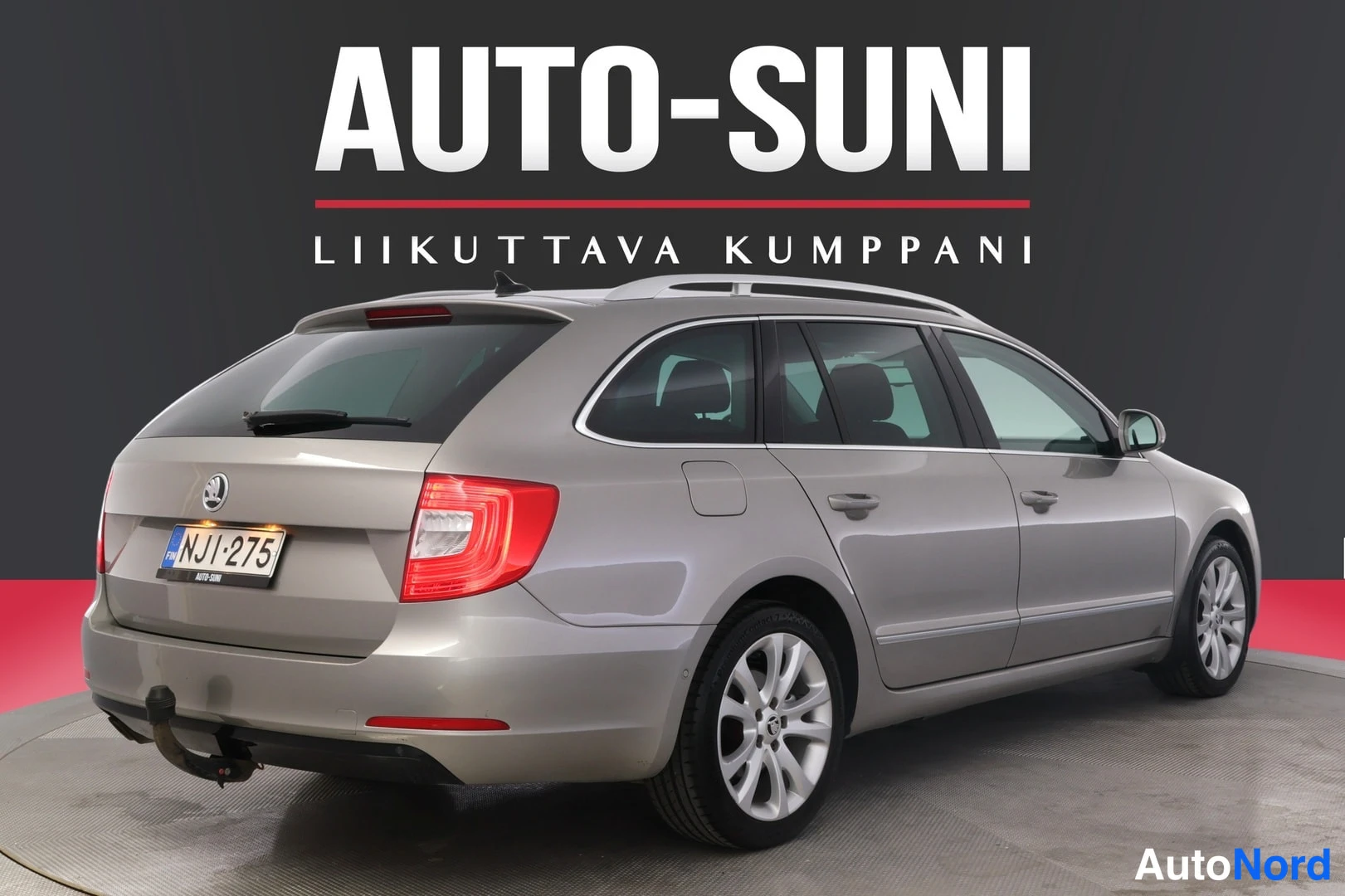 Takaviisto: Farmariauto takaviistosta kuvattuna autonmyyntisivuston taustaa vasten.