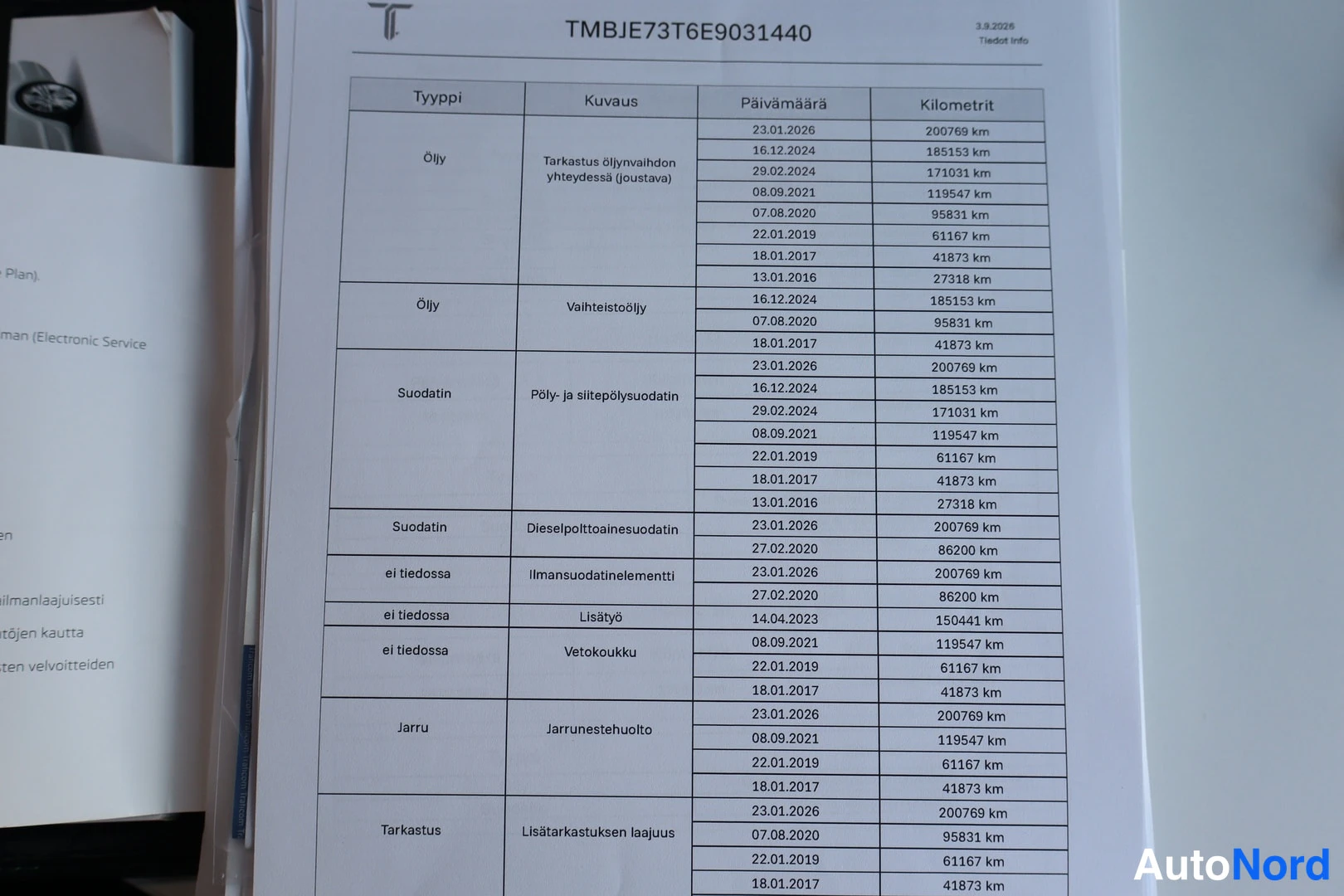 Muu: Huoltokirjan sivu, jossa TMBJE73T6E9031440 ja huoltotöiden päivämäärät ja kilometrit