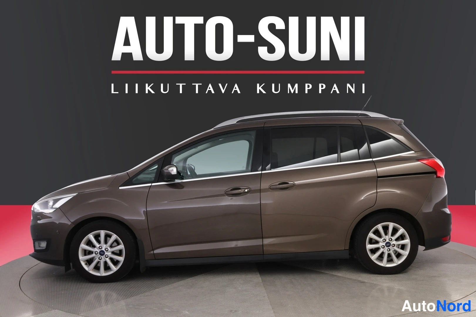 Etuviisto, nokka vasemmalle: Auto-Sunin kuvitettu sivukuva ruskeasta farmarimallistoesiintyjästä, vasemmanpuoleinen profiili, edessä osa etupuskurista ja ajovalo näkyvissä. Tumma t