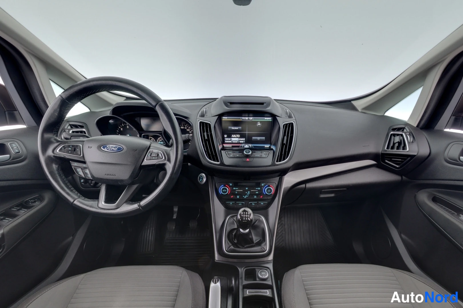 Muu: Ohjaamo etualalta: Ford-merkkinen ohjauspyörä, analogiset mittarit, keskikonsolissa kosketusnäyttö ja manuaalin vaihtajan työnsauva, kolmipaikkaiset ilmastointi