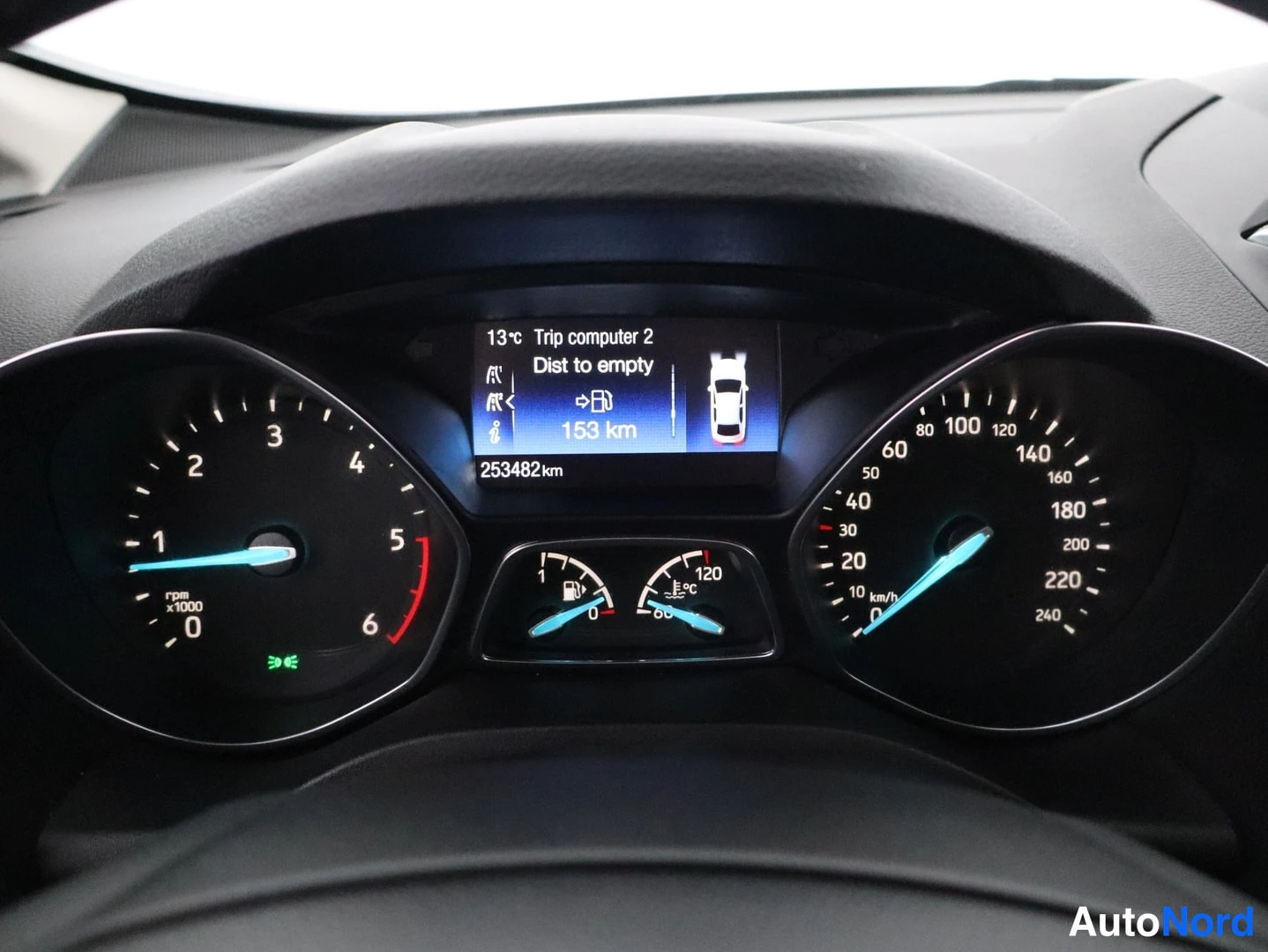 Muu: Kojetaulun mittarit: mittarikello 0–6 x1000 rpm, nopeusmittari 0–240 km/h, polttoaine- ja lämpömittari, näytöllä Trip computer 2, Dist to empty 153 km ja 253482