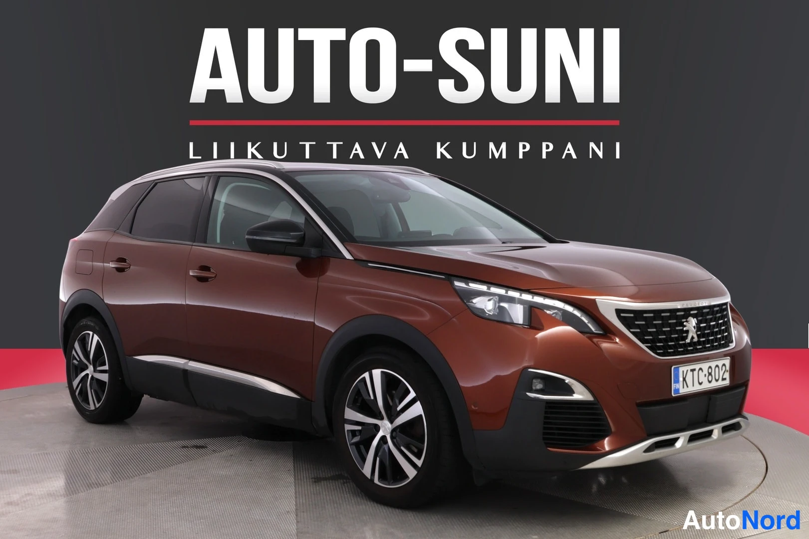Etuviisto, nokka oikealle: Punaruskea Peugeot 3008 etukulmasta, maski ja ajoneuvon etuosa näkyvät.