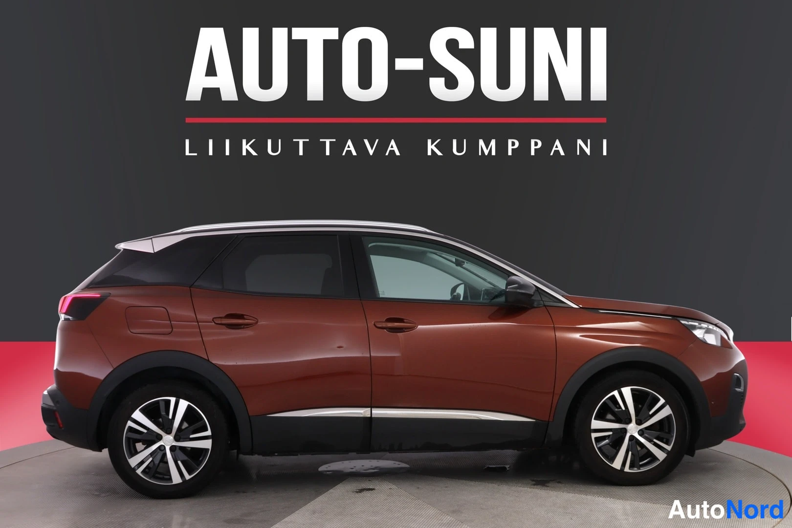 Sivulta: Punaruskea Peugeot 3008 sivusta vasemmalta katsottuna.