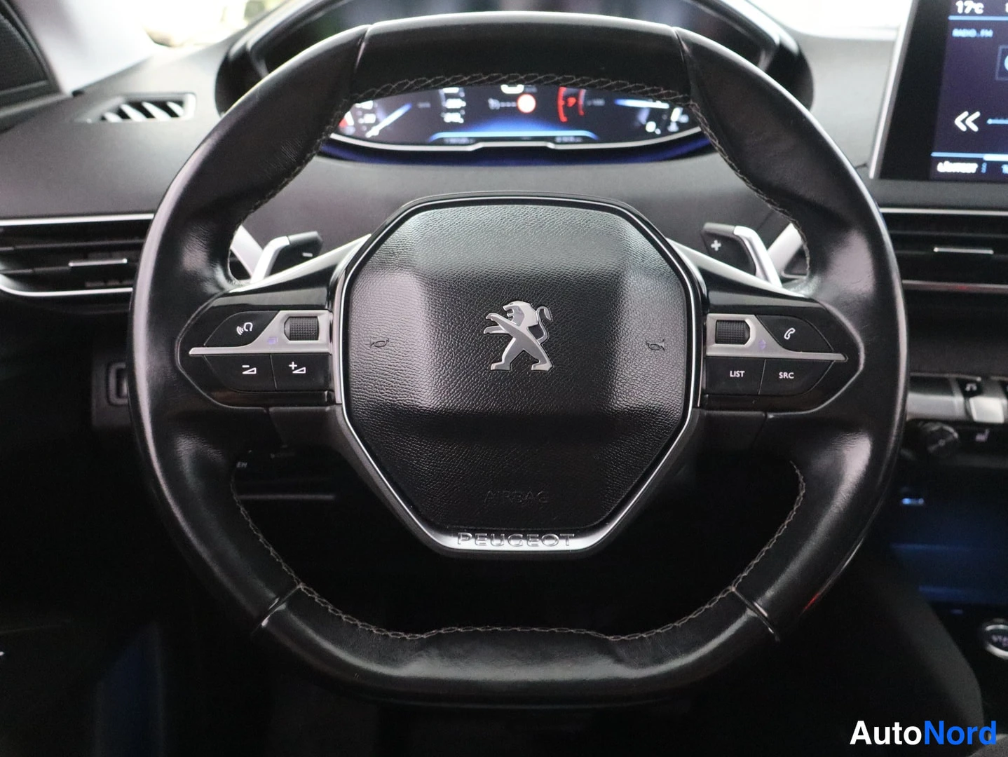 Muu: Ohjauspyörä Peugeot-merkillä ja kameratutkalla.