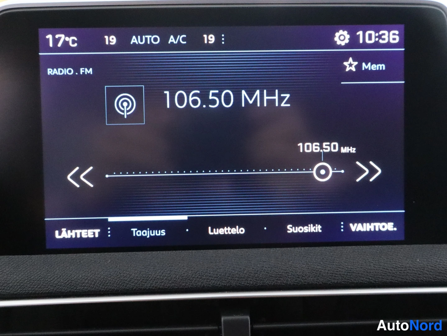 Muu: Auton infotainment-näyttö FM-radiovaiheessa 106,50 MHz, yläpalkissa 17°C ja AUTO A/C, alareunassa suomenkieliset valikot LÄHTEET, Taajuus, Luettelo, Suosikit ja