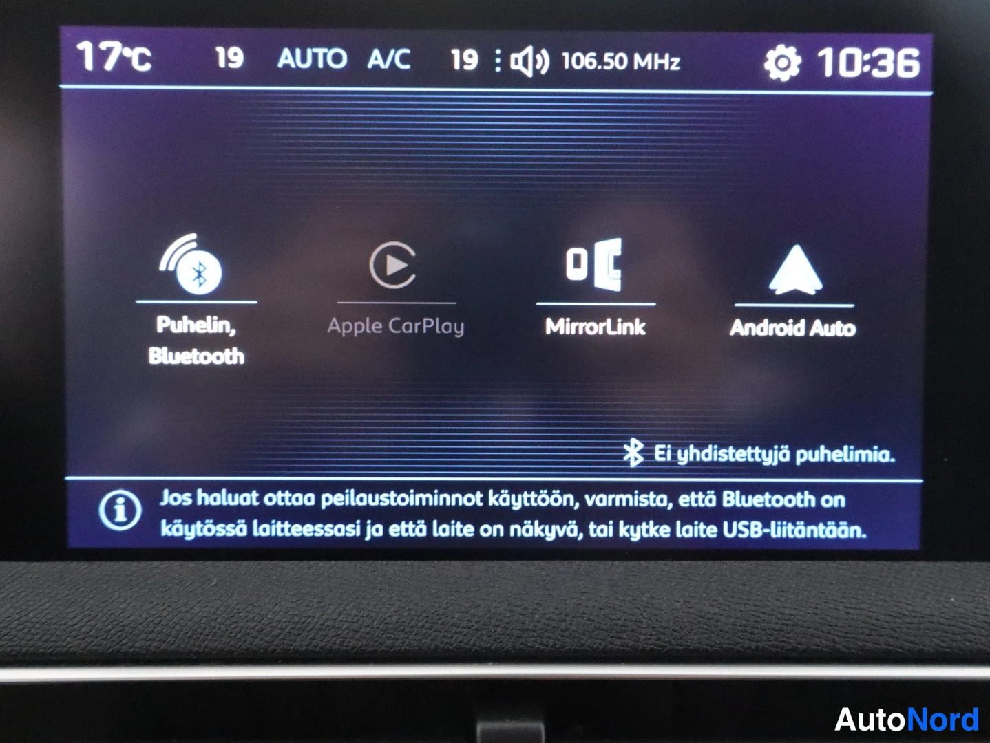 Muu: Infotainment-näytön yhdistysvalikko: Puhelin Bluetooth, Apple CarPlay, MirrorLink ja Android Auto, alaviite kertoo ettei puhelimia ole yhdistetty.