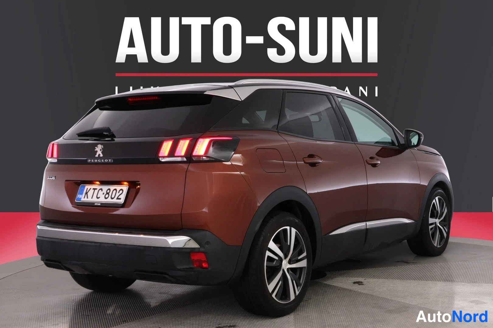 Takaviisto: Punaruskea Peugeot 3008 takakulmasta, takavalot ja rekisterikilpi näkyvät.