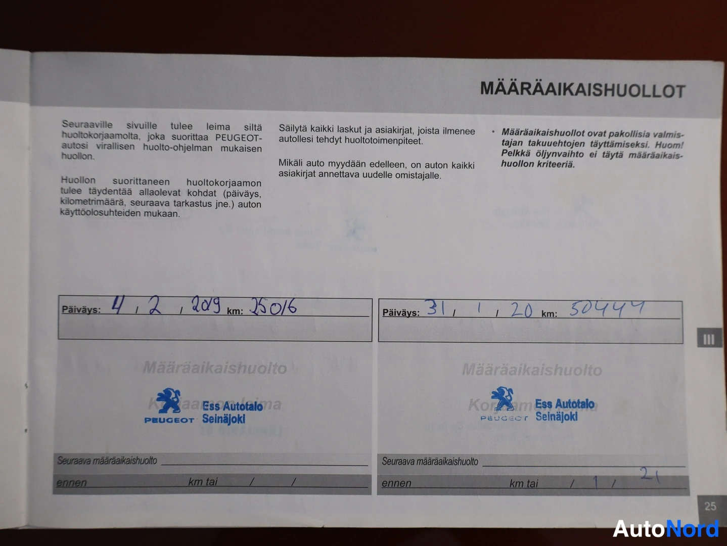 Muu: Huoltokirjan sivu MÄÄRÄAIKAIISHUOLLOT, käsinkirjoitut merkinnät huolloista v. 2019 ja 2020.