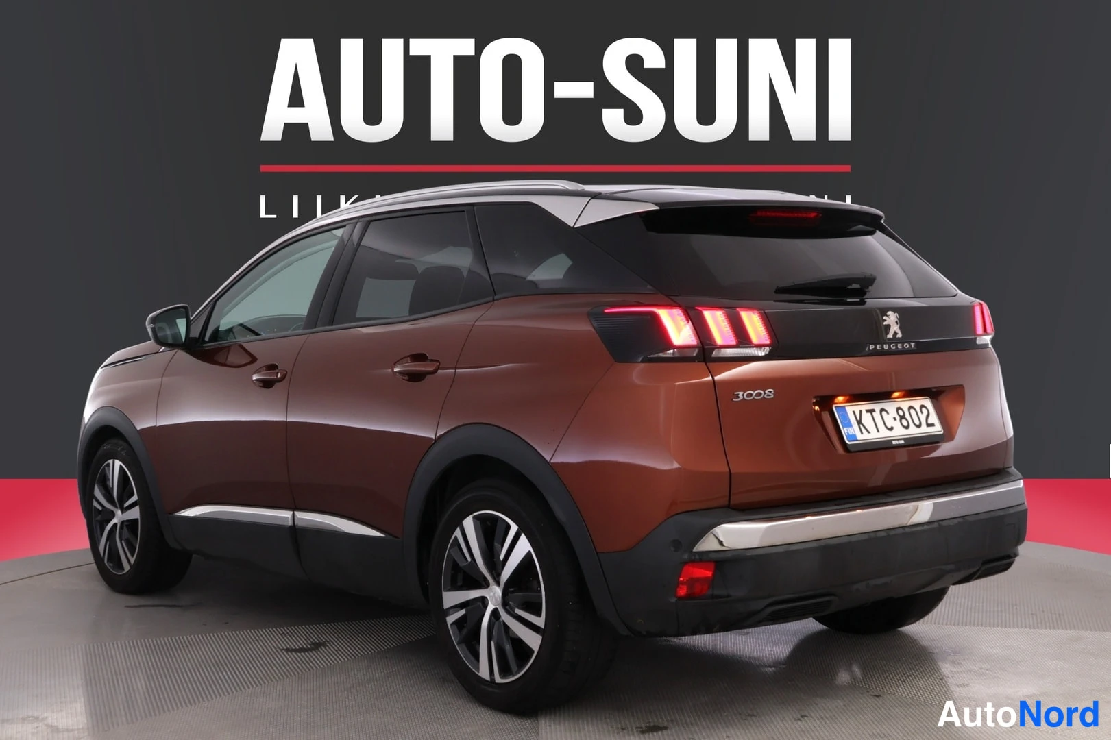 Takaviisto: Punaruskea Peugeot 3008 takakulmasta vasemmalta, takavalot ja rekisterikilpi näkyvät.