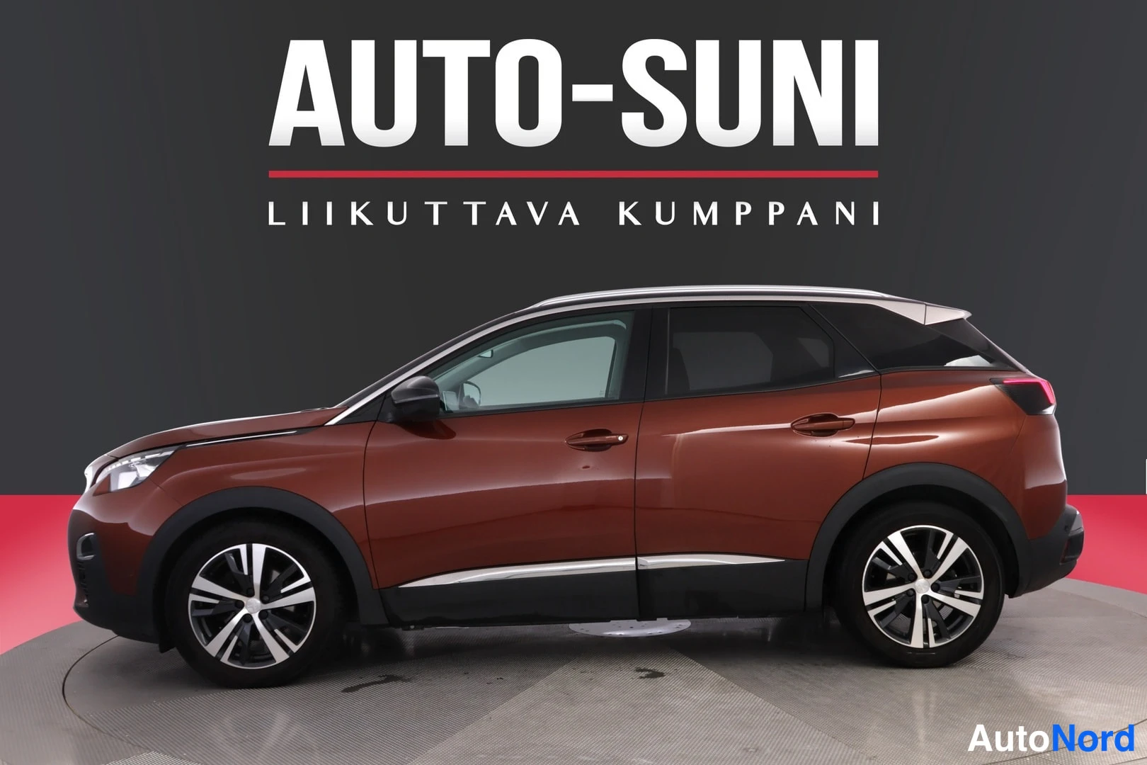 Etuviisto, nokka vasemmalle: Punaruskea Peugeot 3008 kylki- ja keulaosin näkyvästi Auto-Suni-studiofilmissä; hopeiset renkaansuojalistan korostukset ja monipuoliset kevytmetallivan