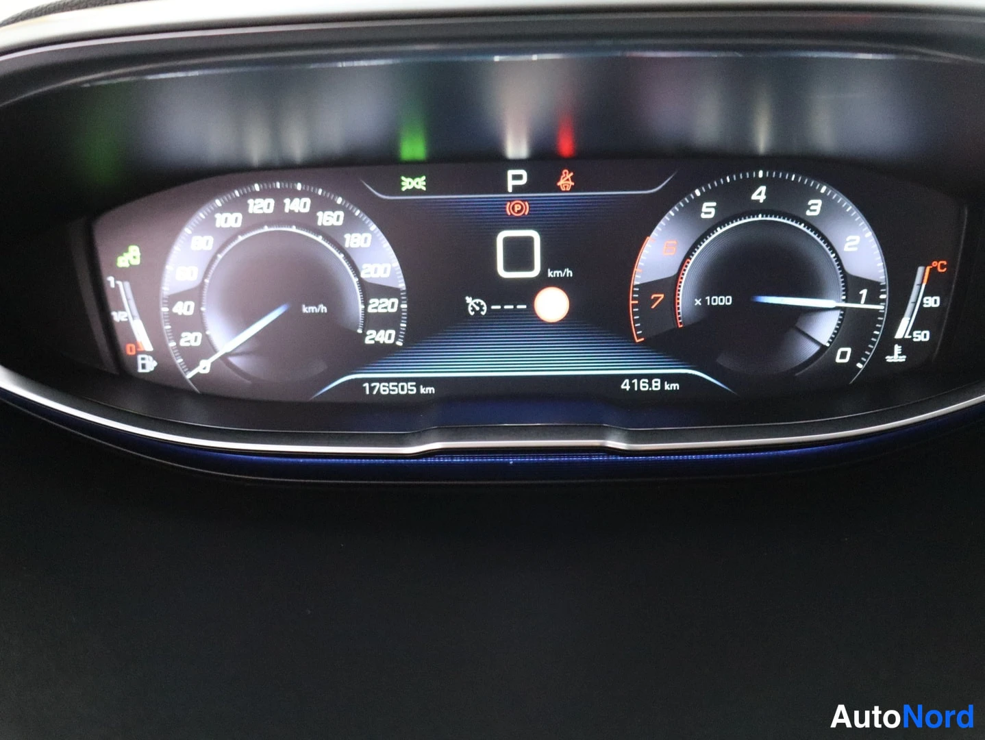 Muu: Peugeot-automallin mittaristö digitaalinäytöllä, yhteensä 176 505 km ajettaa.
