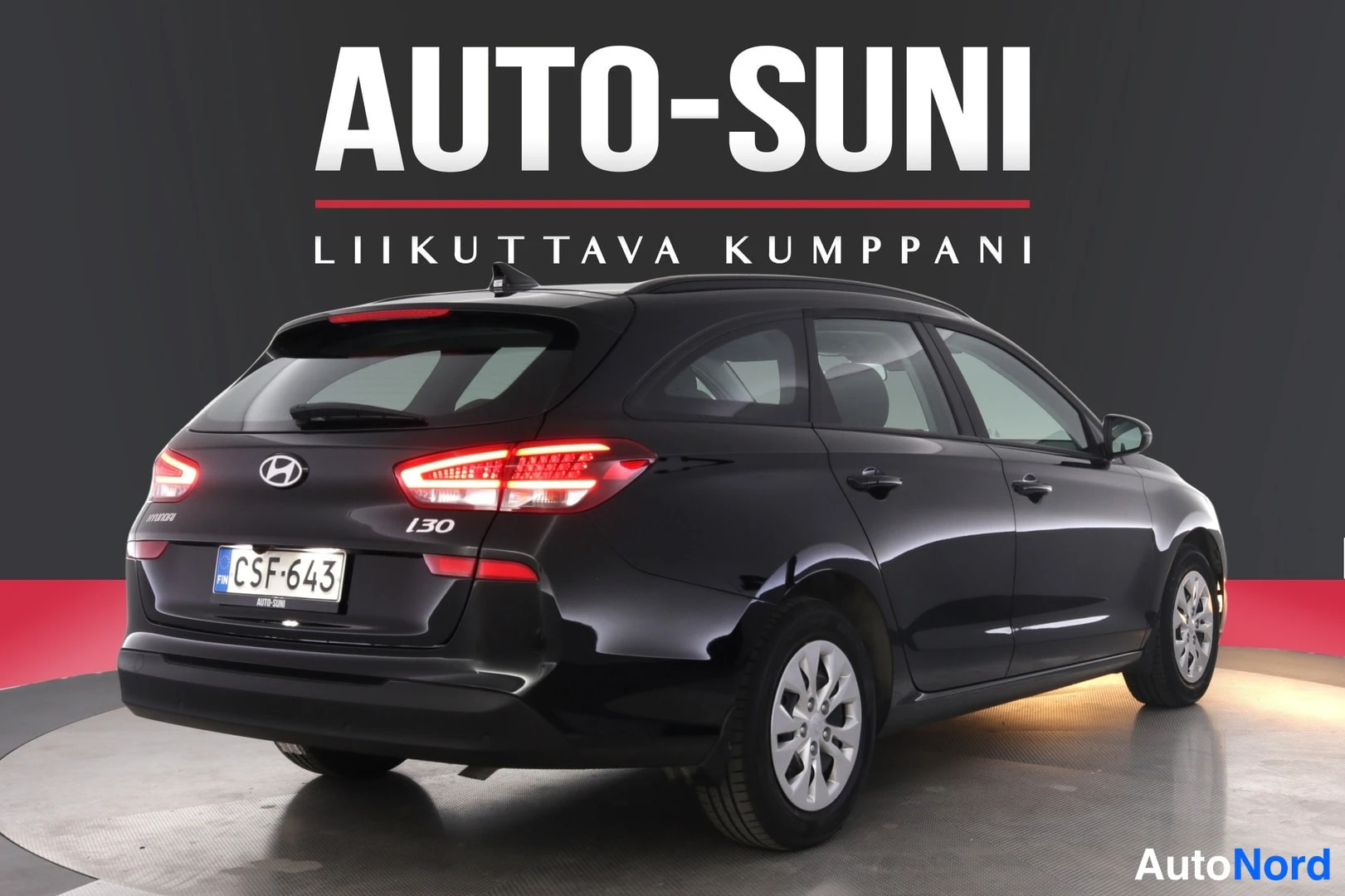 Takaviisto: Musta Hyundai i30 -farmari takaviistosta, takavalot ja rekisterikilpi näkyvissä, mallimerkintä i30.