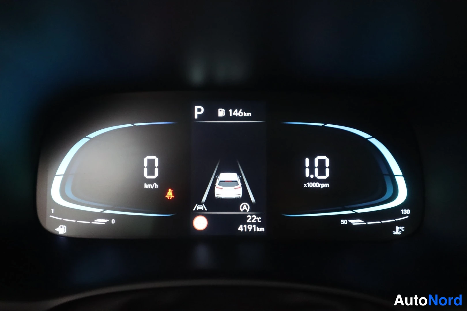 Muu: Kojetaulon näyttö: vaihde P, matka 146 km, nopeus 0 km/h, kierrosluku 1.0 x1000rpm, lukema 4191 km, ulkolämpötila 22 °C.