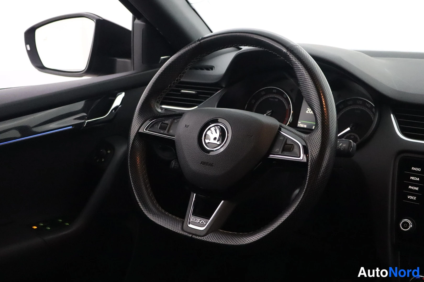 Muu: Skoda-tunnuksellinen monitoimiohjauspyörä RS-merkillä ja kojelauta