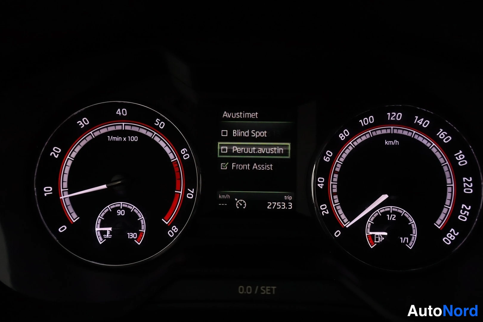 Muu: Kojelaudan näyttö: avustimet Blind Spot, Peruut.avustin ja Front Assist; trip 2753.3 km
