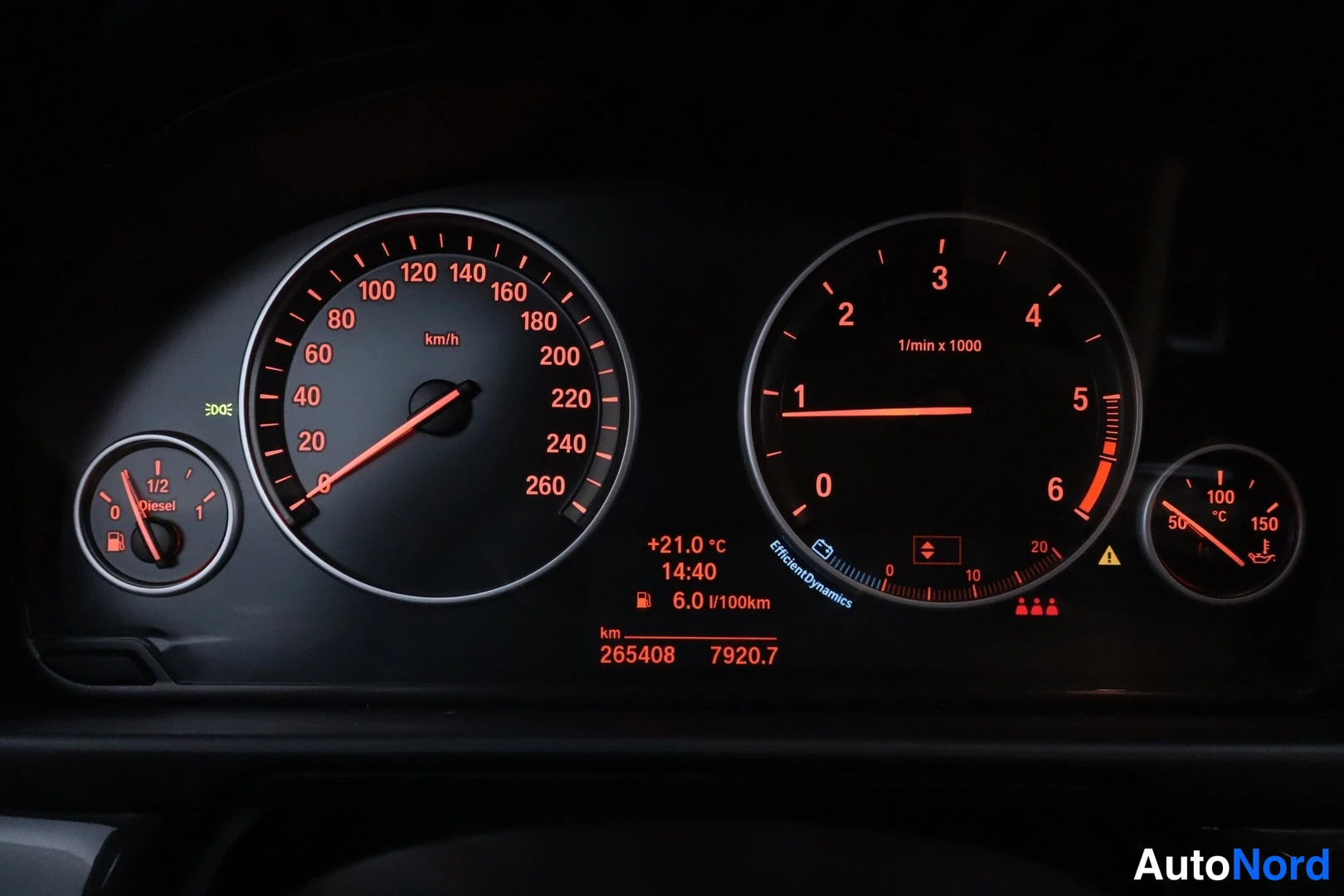 Muu: Mittaristo: nopeusmittari ja kierroslukumittari punaisin viirein, LCD-näytöllä lukemat 265408 km ja 7920,7.