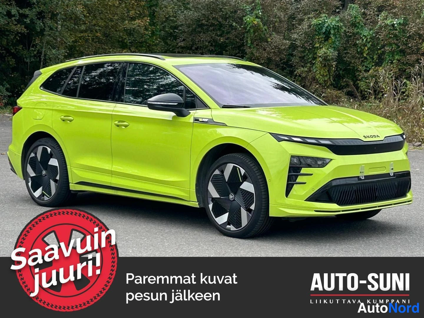 Etuviisto, nokka oikealle: Bright green Skoda SUV photographed from the front-right three-quarter angle, showing front grille with Skoda logo, headlights and passenger side profile