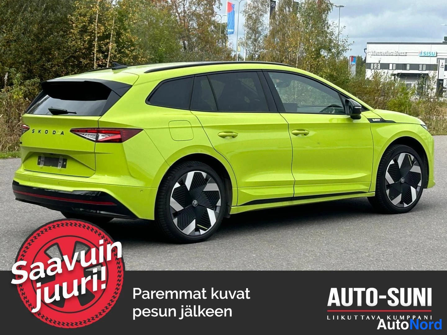 Takaviisto: Rear-three-quarter view of the same bright green Skoda Enyaq parked outdoors. Both the rear tailgate with SKODA branding and the driver's side flank are clearly