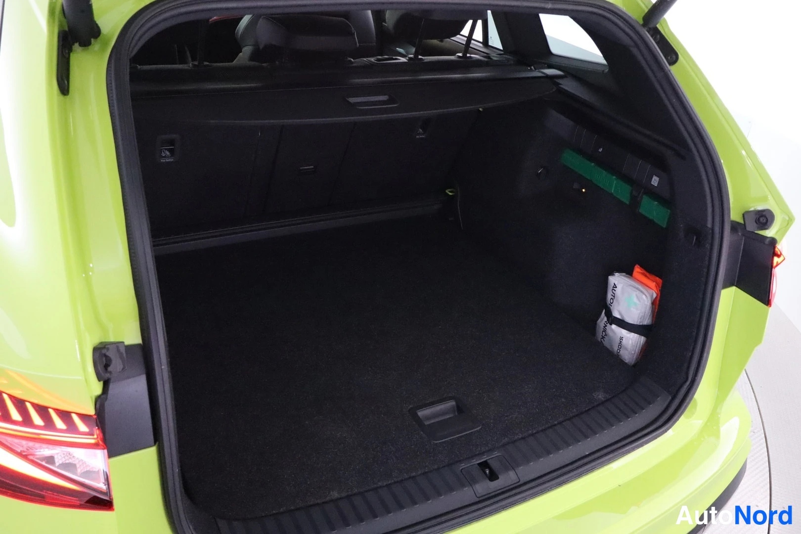Vihreä Skoda Enyaq 2026, takaa, kuva 7