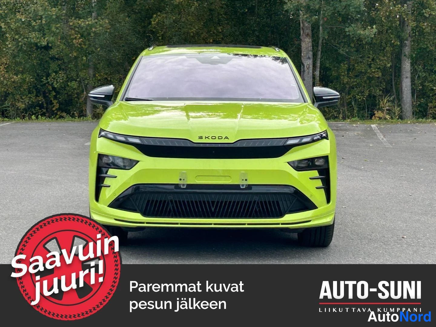 Edestä: Auto edestäpäin, kyljessä Skoda-merkki konepellissä.
