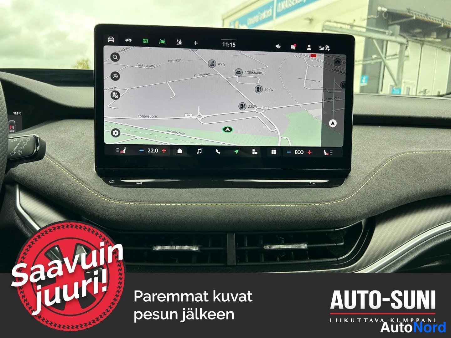 Muu: Keskuskonsolin infotainment-näyttö näyttää karttaa.