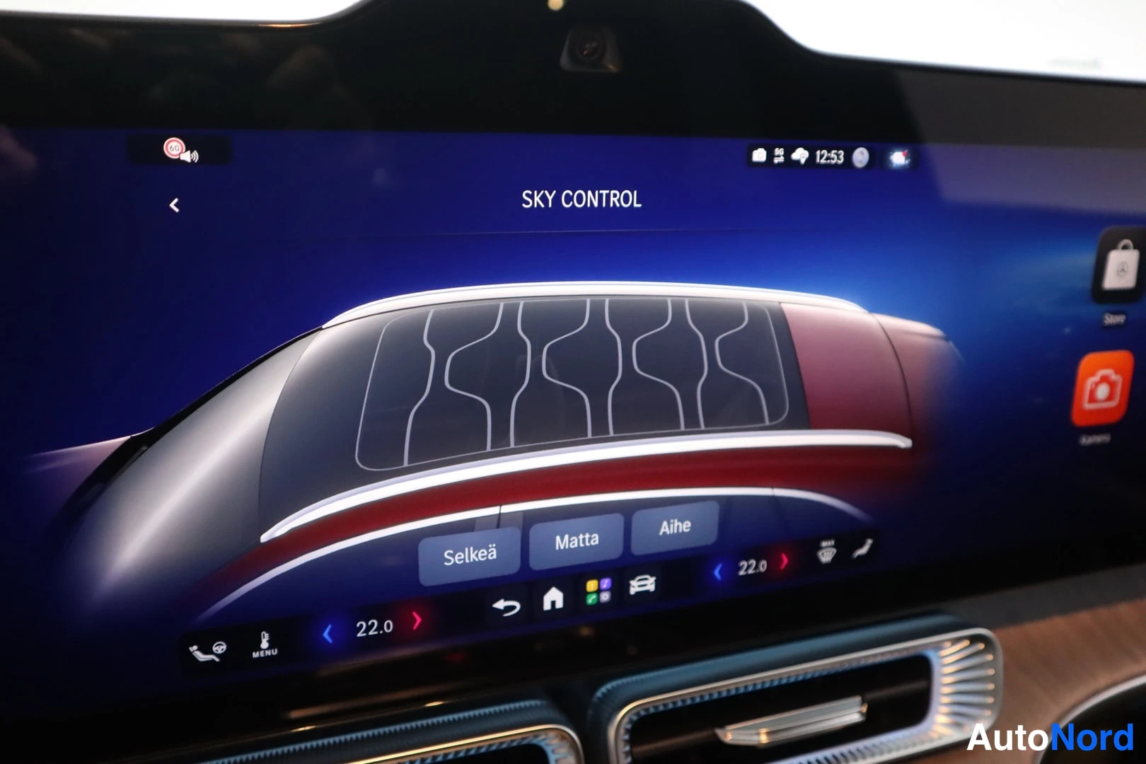 Muu: Auton keskinäytön kuva, jossa on auki SKY CONTROL -näkymä lasikaton säädöllä (Selkeä, Matta, Aihe).