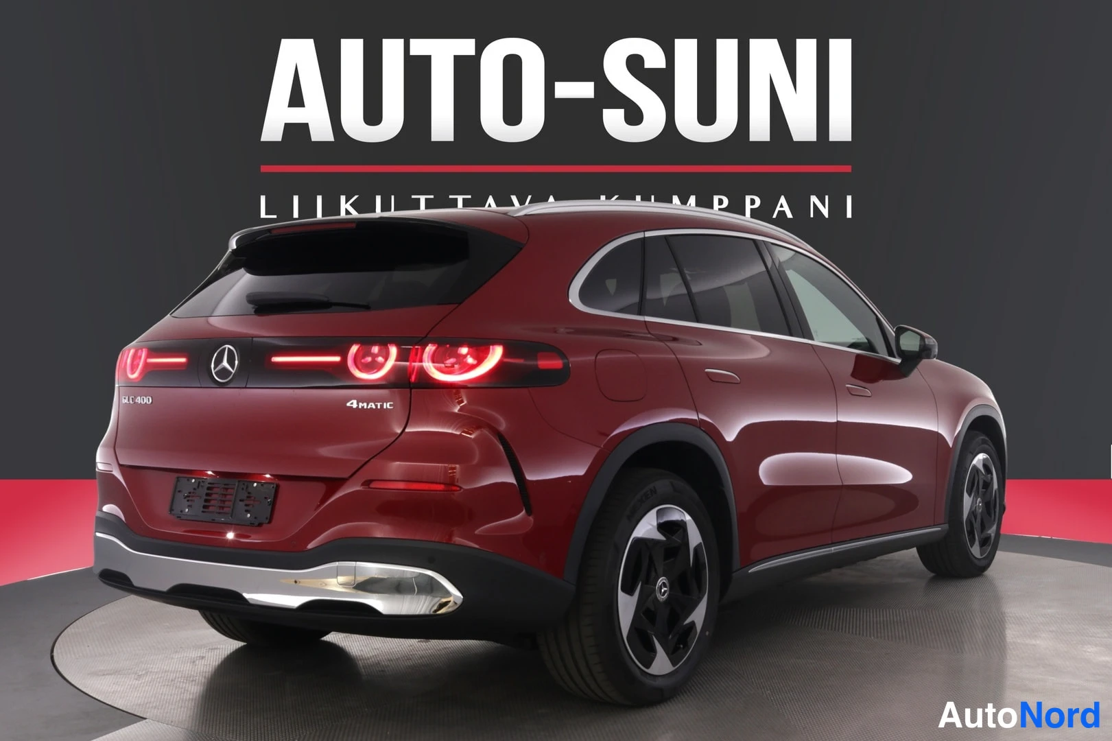 Takaviisto: Mercedes-Benz GLC 400 4MATIC takaviistosta vasemmalta, punaiset poikittaiset takavalot ja tummanpunainen kori.
