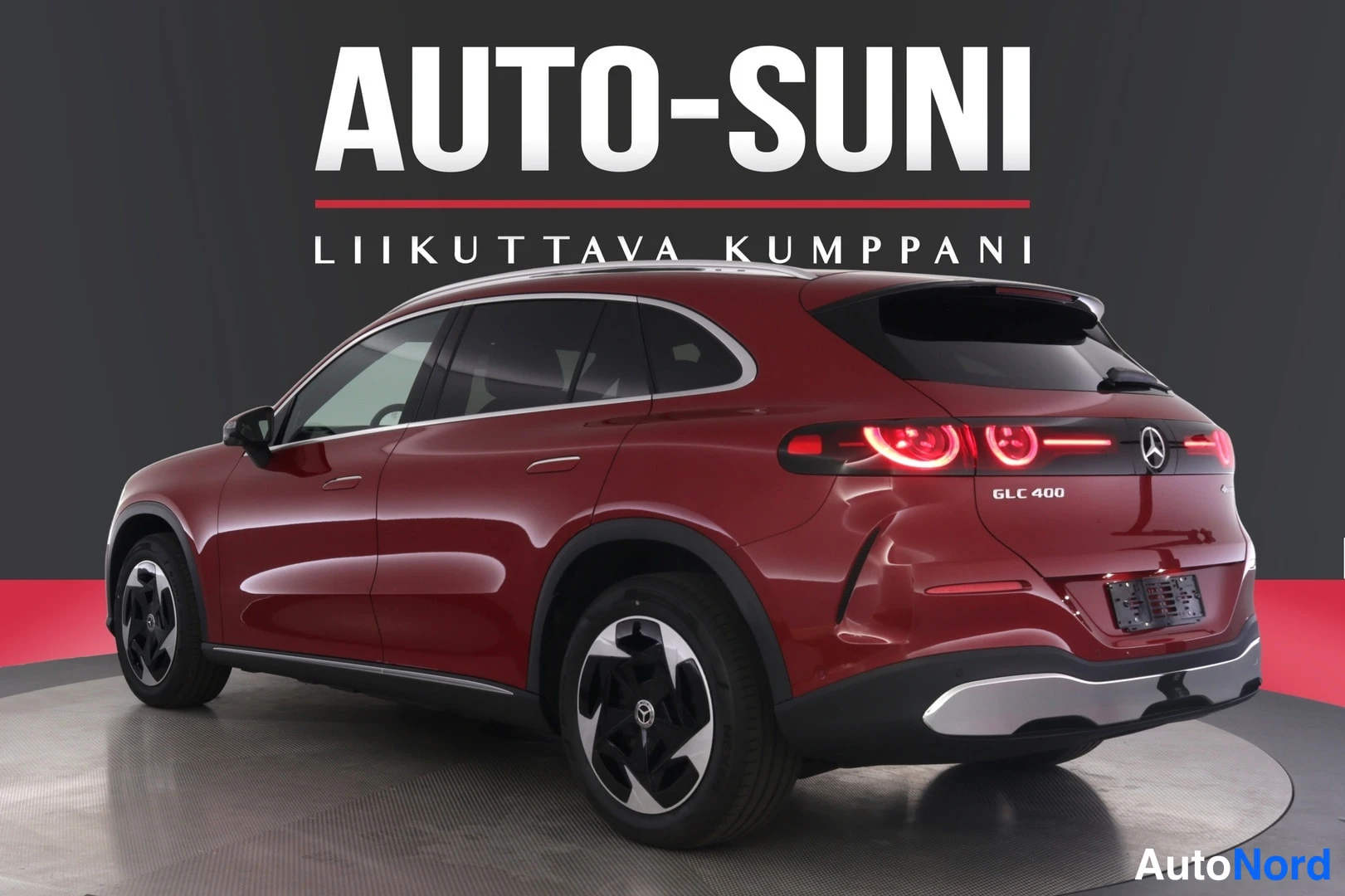 Takaviisto: Mercedes-Benz GLC 400 takaviistosta oikealta, GLC 400 -merkintä takaluukussa ja tummanpunainen kori.