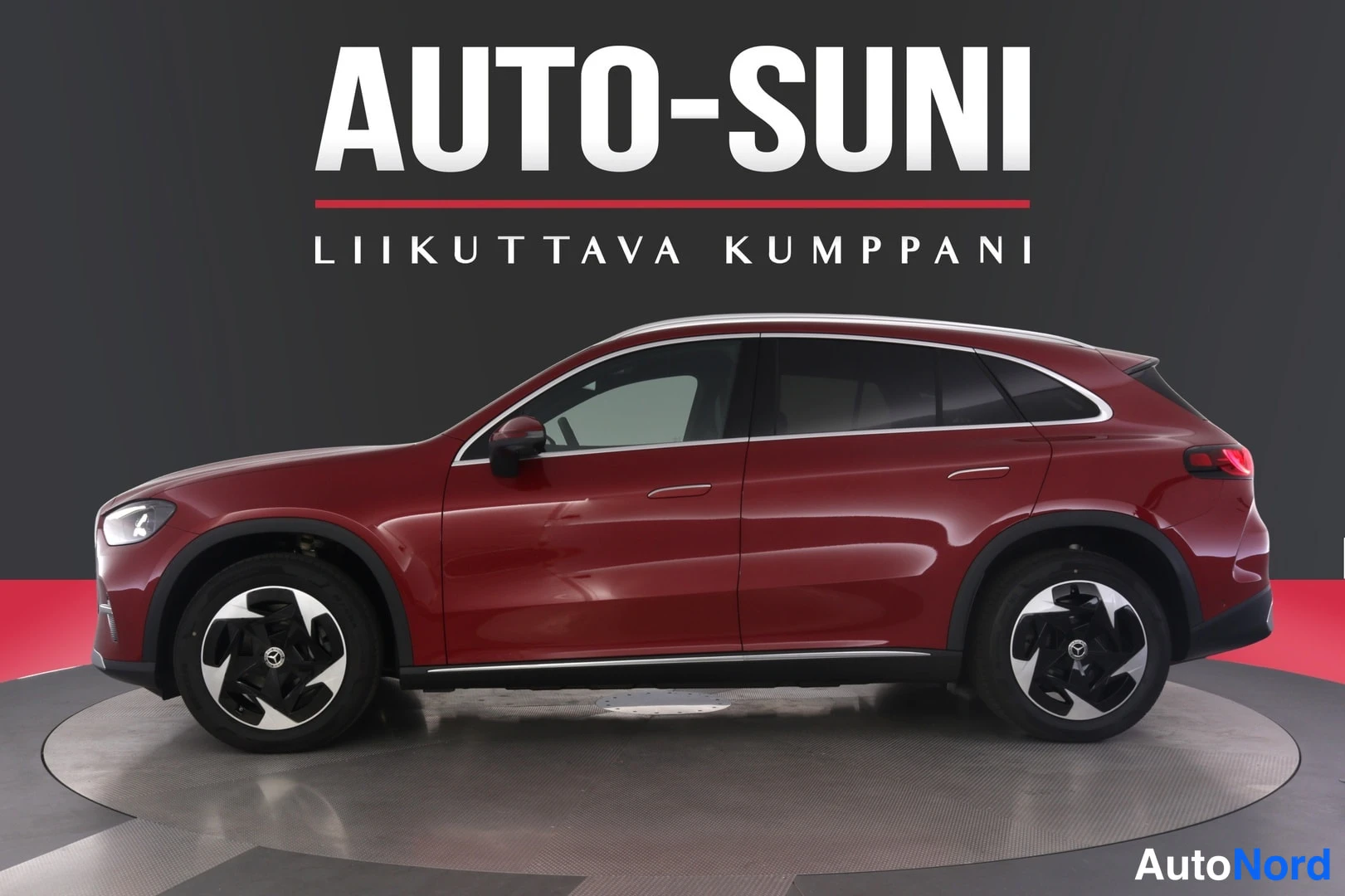 Sivulta: Punainen Mercedes-Benz-katsumaasto kylkiasossa studio­lavetilla, AUTO-SUNI-taustakyltti.