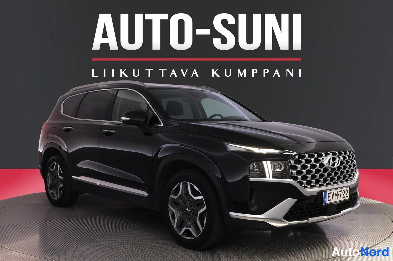 Etuviisto, nokka oikealle: Mustan SUV-auton etukulma-näkymä, jossa näkyy Hyundai-merkki ja rekisteritunnus, autosalon myyntikuvassa.