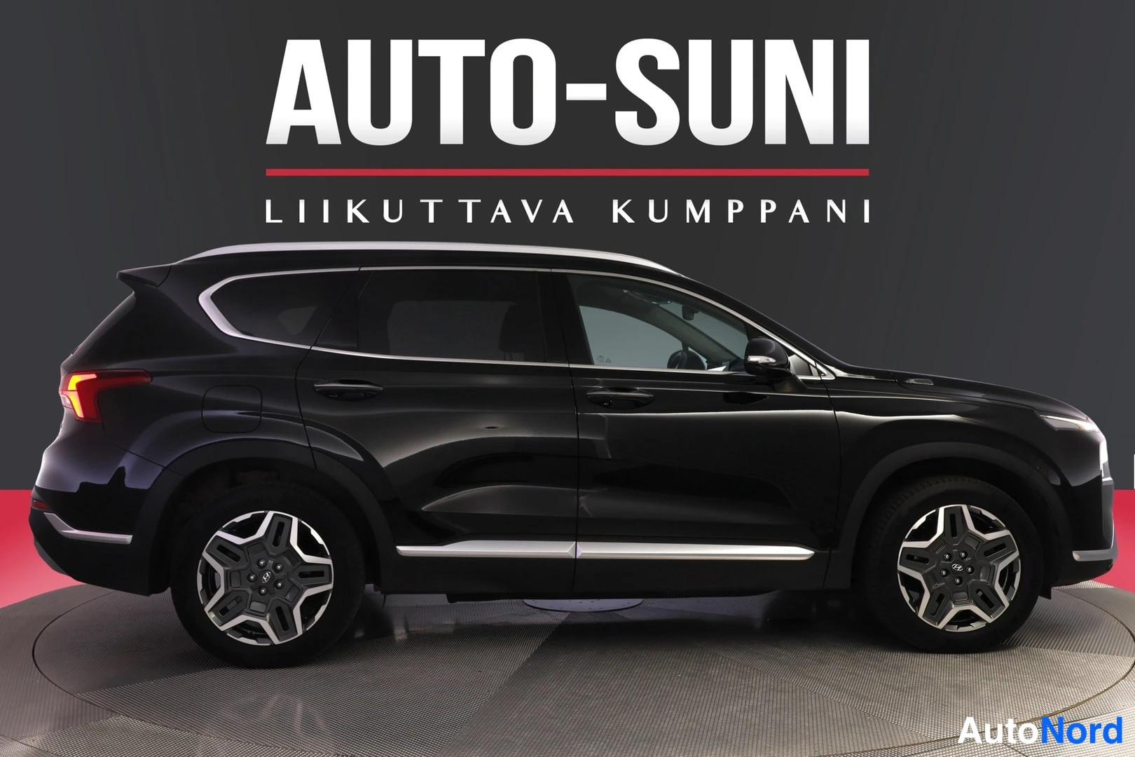 Sivulta: Mustan SUV-auton sivunäkymä, jossa näkyy viisi-ovinen korimalli ja kaksois-ovi-kori, autosalon myyntikuvassa.
