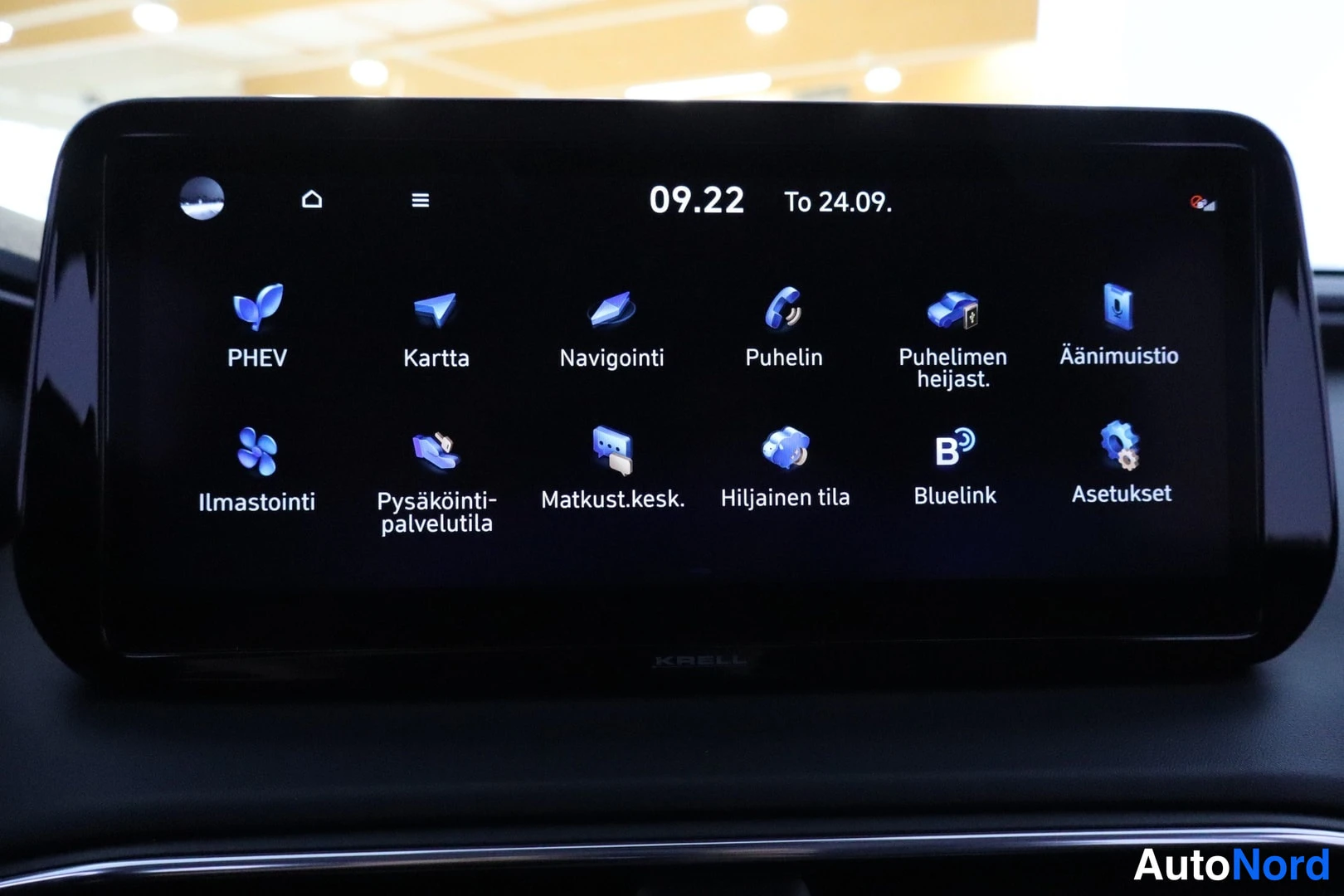Muu: Auton infotainment-näytön päävalikko sovelluskuvakkeineen, kello 09.22, Krell-merkinnällä alareunassa.