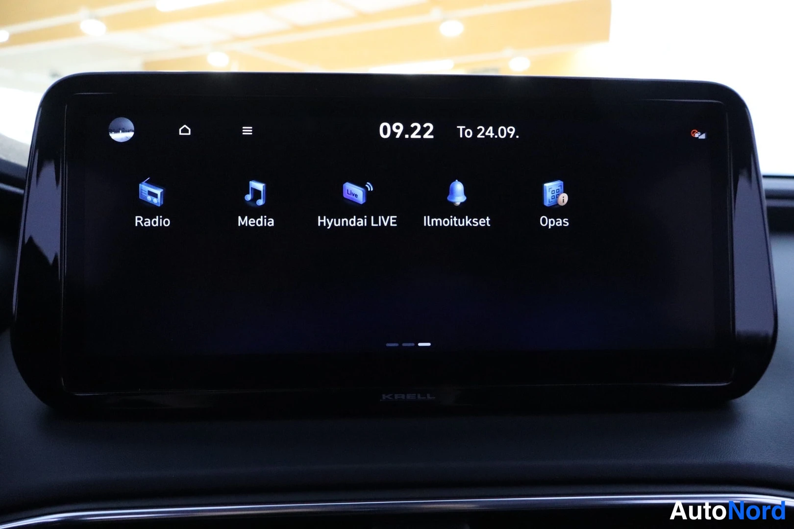 Muu: Infotainment-näytön toinen valikkosivu: Radio, Media, Hyundai LIVE, Ilmoitukset ja Opas.