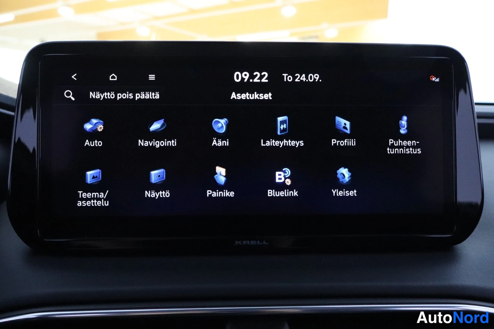 Yksityiskohta: Auton infotainment-näytöllä on auki Auton asetukset -valikko, jossa listataan kuljettajan avustusjärjestelmät kuten kaistan- ja kuolleen kulman turvallisuus. Nä