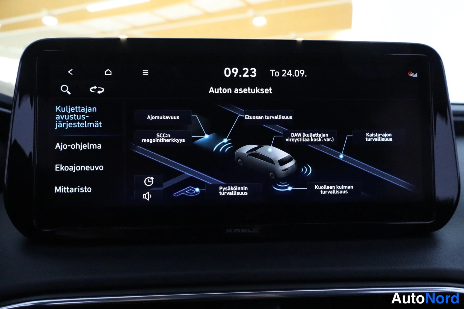 Yksityiskohta: Lähikuva autonsäätimistä: valaistu ENGINE START STOP -käynnistyspainike ja vaihteenvalitsijan napit, vieressä kirjaimet P R N D.