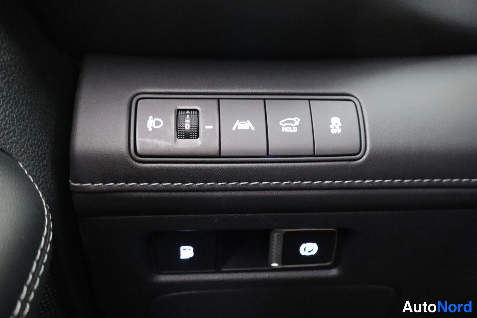 Yksityiskohta: Valaistu Engine Start Stop -käynnistyspainike auton keskirakenne.