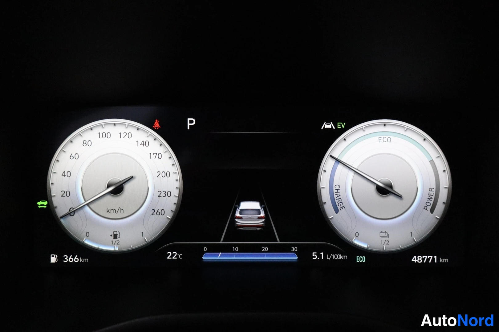 Ohjaamo: Digitointi nopeusmittari oikealla 48771 km:llä. Vasemmalla polttoainemittari, jonka alapuolella teksti '366 km'. Keskitason vasemmalla puolella vihreä auto-merk