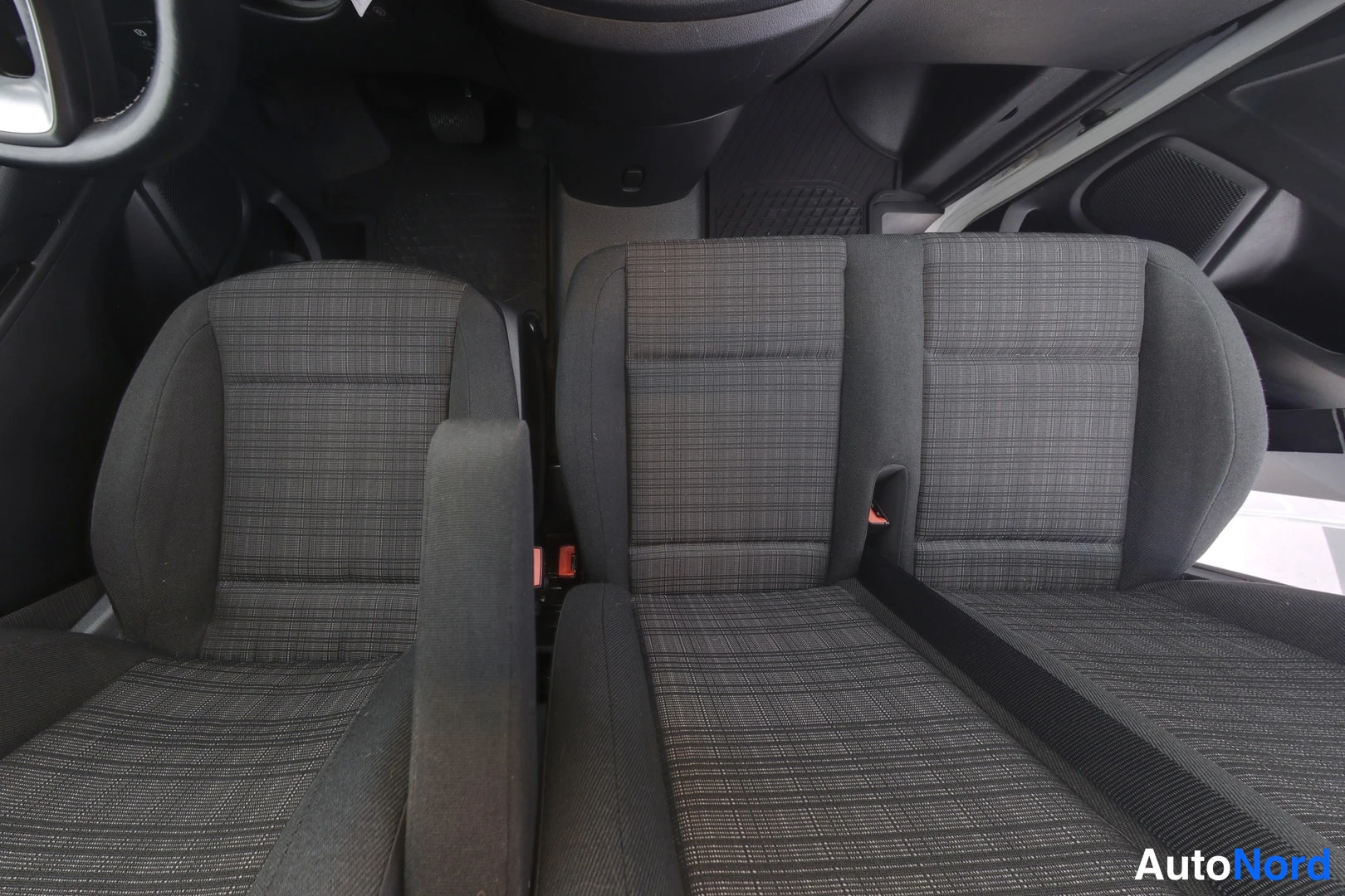 Muu: Kuva Mercedes-Benz Vito 116CDI 4x4 Pro Edition 2020 auton sisätilasta: takarivin istuimet tummalla kankaalla, selvästi kolme istumapaikkaa.