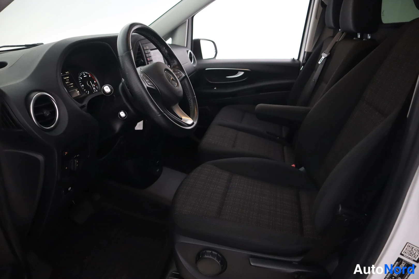 Muu: Kuljettajan puolen etutila: ohjauspyörä, mittaristo, keskikonsoli ja mustat kangasistuimet näkyvät Mercedes-Benz Vito 116CDI 4x4 Pro Edition 2020 -auton sisätil