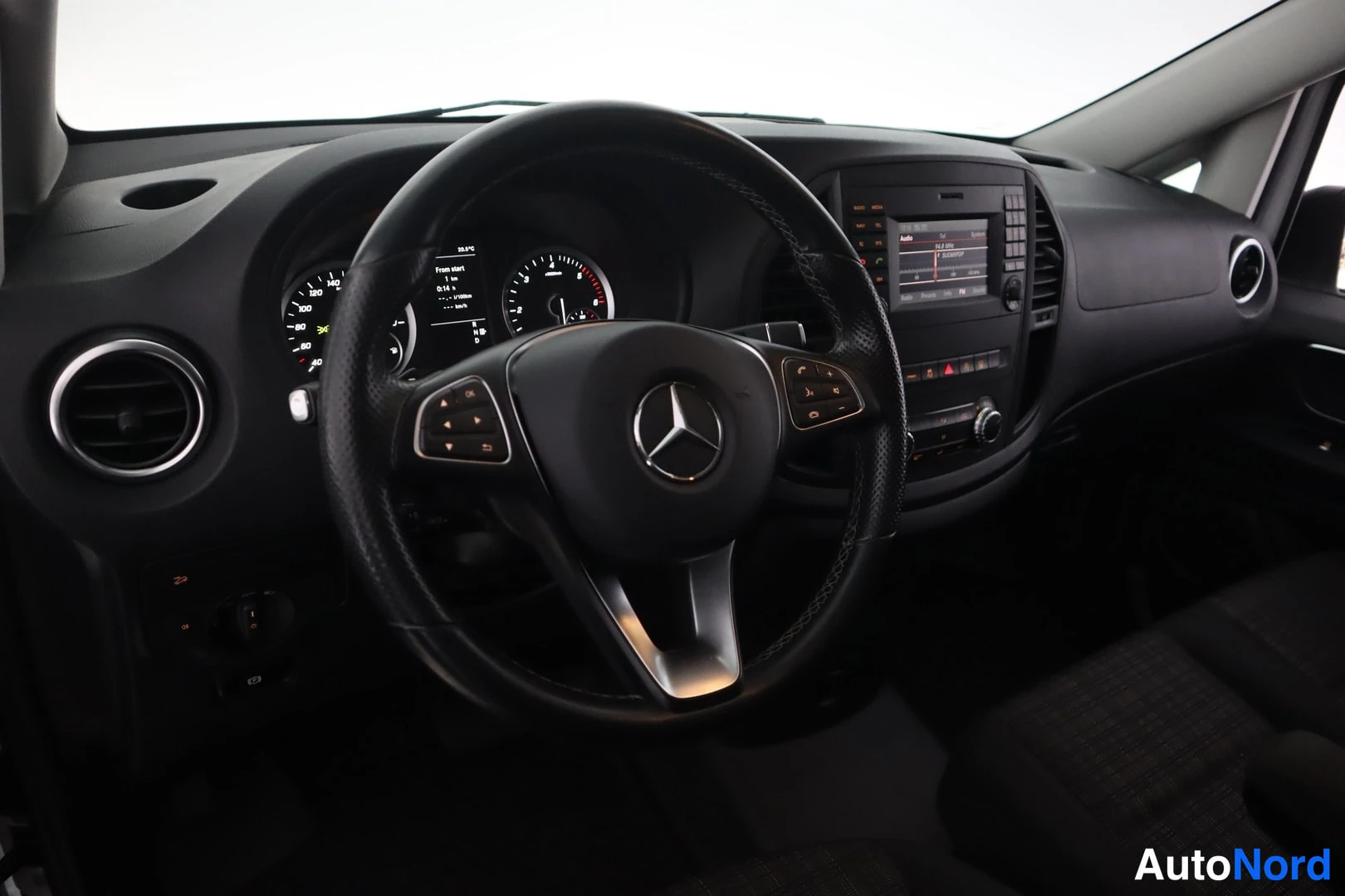 Muu: Ohjaamo suoraan edestä: Mercedes-tunnuksellinen ohjauspyörä, mittaristo ja keskikonsolin näyttö Mercedes-Benz Vito 116CDI 4x4 Pro Edition 2020 -autossa.